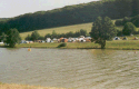 Jazero Dubník, v pozadí stanový tábor